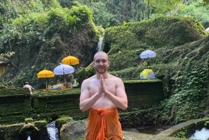 Apenbos, waterval, tempel en rijstterras