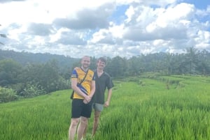 Apenbos, waterval, tempel en rijstterras