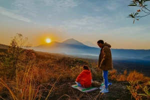 Mount Batur: All-inclusive-tur i soloppgang med jeep og svart lava