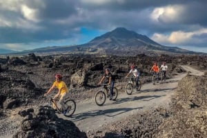 Góra Batur: wycieczka rowerowa po czarnej lawie z naturalnymi gorącymi źródłami