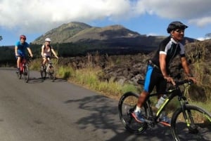 Góra Batur: wycieczka rowerowa po czarnej lawie z naturalnymi gorącymi źródłami