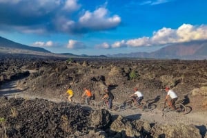 Góra Batur: wycieczka rowerowa po czarnej lawie z naturalnymi gorącymi źródłami