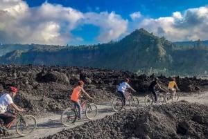 Góra Batur: wycieczka rowerowa po czarnej lawie z naturalnymi gorącymi źródłami