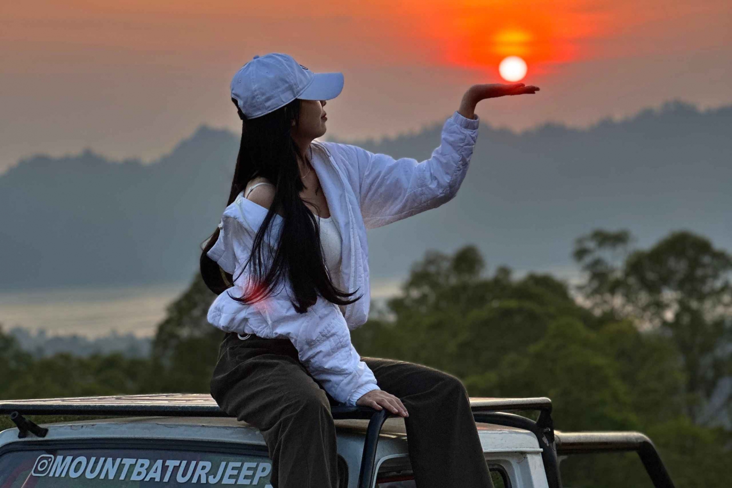 Bali: Batur-fjellet med jeep i solnedgang med flytende tempel