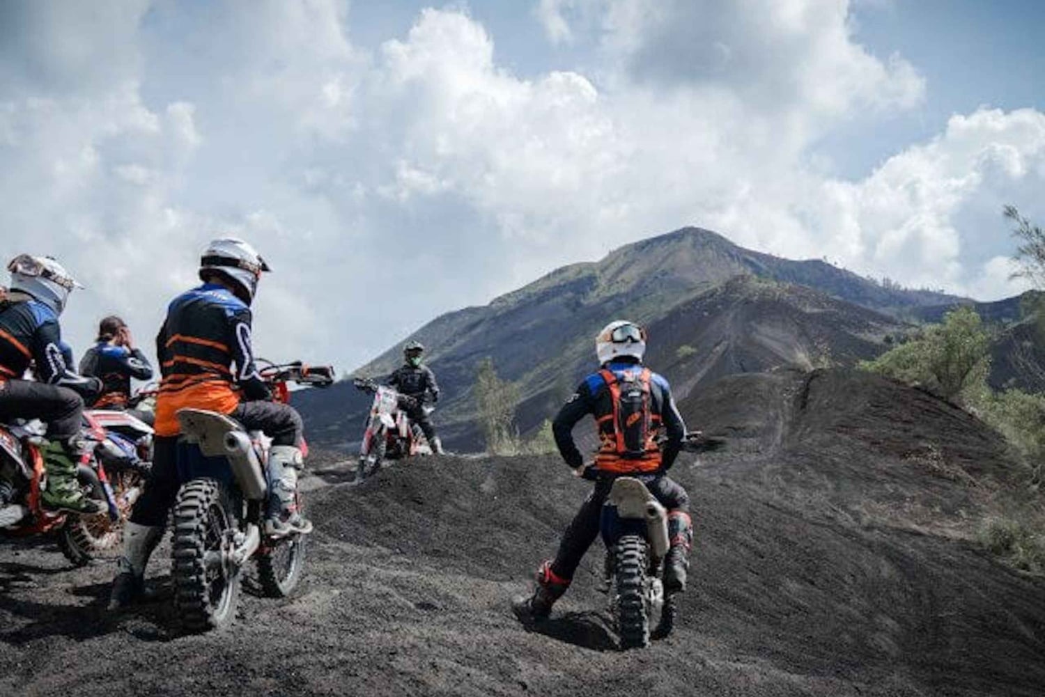 Mount Batur: Sunrise Dirt Bike Trek with Trained Riders