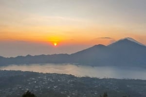 Vandring vid soluppgången på Mount Batur och kaffeplantage