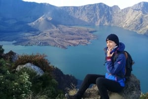 リンジャニ山からセナル クレーター リムへの 2 日間のトレッキング