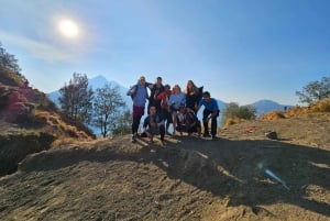 リンジャニ山からセナル クレーター リムへの 2 日間のトレッキング