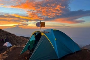 リンジャニ山からセナル クレーター リムへの 2 日間のトレッキング