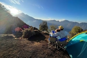 リンジャニ山からセナル クレーター リムへの 2 日間のトレッキング