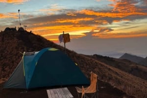 リンジャニ山からセナル クレーター リムへの 2 日間のトレッキング