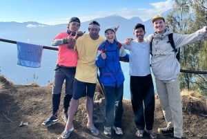 リンジャニ山からセナル クレーター リムへの 2 日間のトレッキング