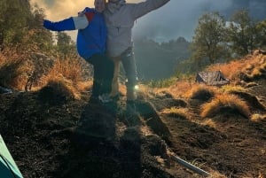 リンジャニ山からセナル クレーター リムへの 2 日間のトレッキング