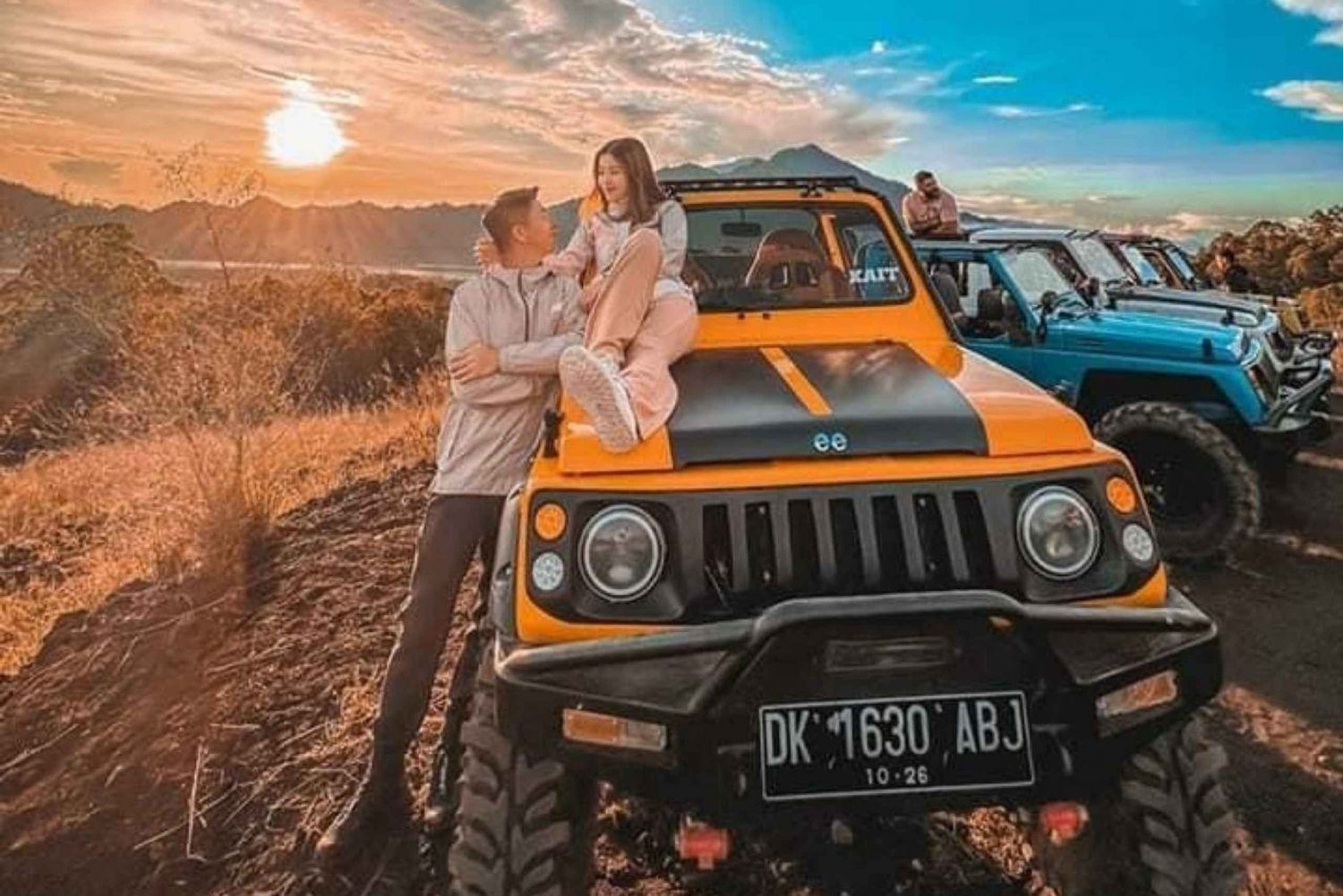 Jeep do pôr do sol no vulcão Mt Batur