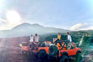 Jeep du coucher de soleil sur le volcan Mt Batur