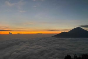 Puesta de Sol en el Volcán del Monte Batur en Jeep