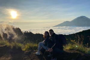 Jeep do pôr do sol no vulcão Mt Batur