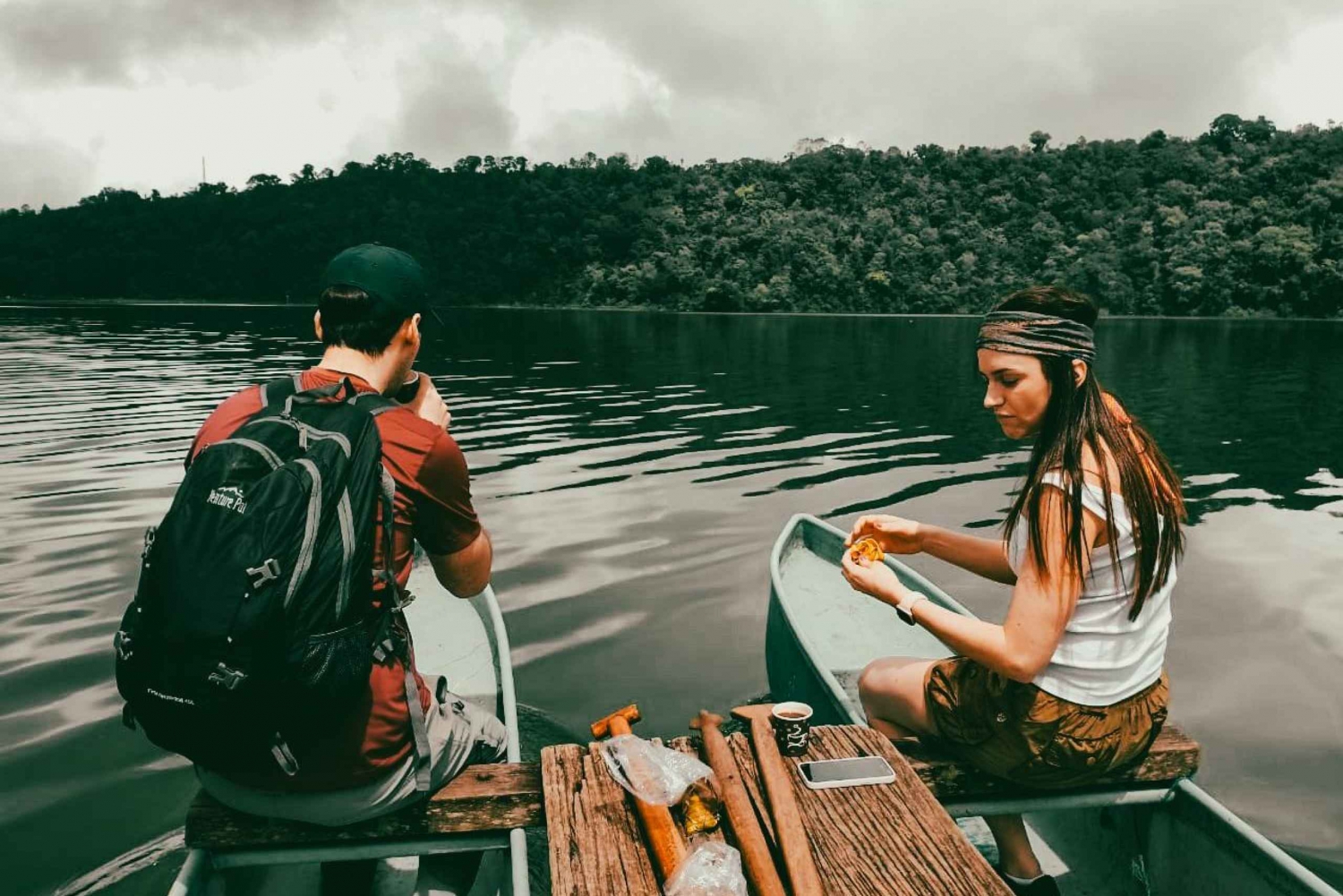 Munduk: Mit dem Kanu auf dem See fahren und einen geheimen Tempel entdecken