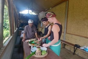 Munduk: Trektocht door de jungle, kanoën & Balinese kookles