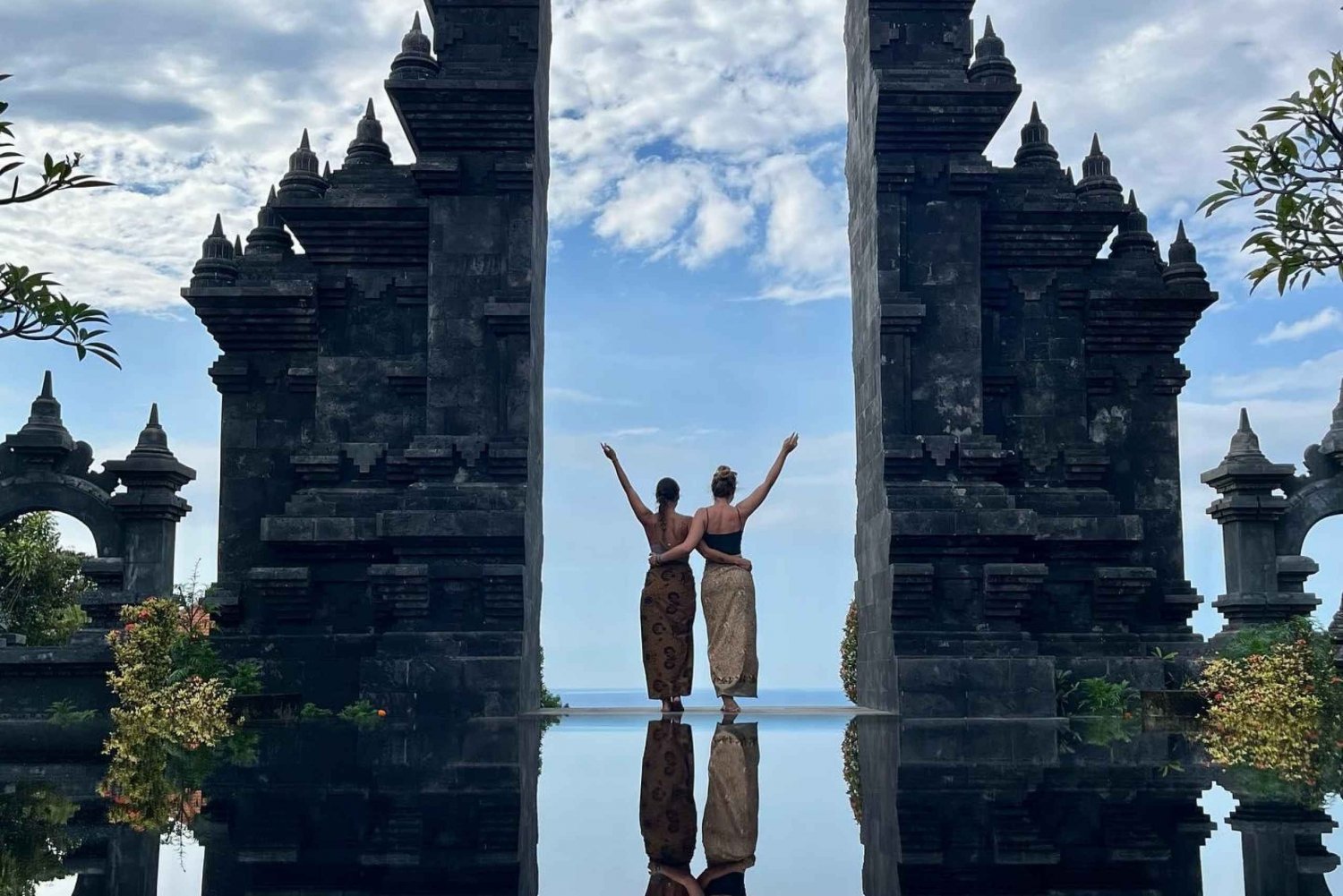 Nord de Bali : Dauphins, temple bouddhiste, source d'eau chaude, Banyumala