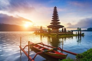 Pohjois-Bali: Bali: Sekumpulin vesiputoukset ja Ulun Danun temppelikierros: Sekumpulin vesiputoukset ja Ulun Danun temppelikierros