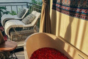 ヌサ・ペニダ：テジャス・ワルナカリのラグジュアリースパ＆フラワーバス