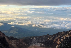 Trekking di 2 giorni sul monte Rinjani: salita alla vetta e panorami mozzafiato