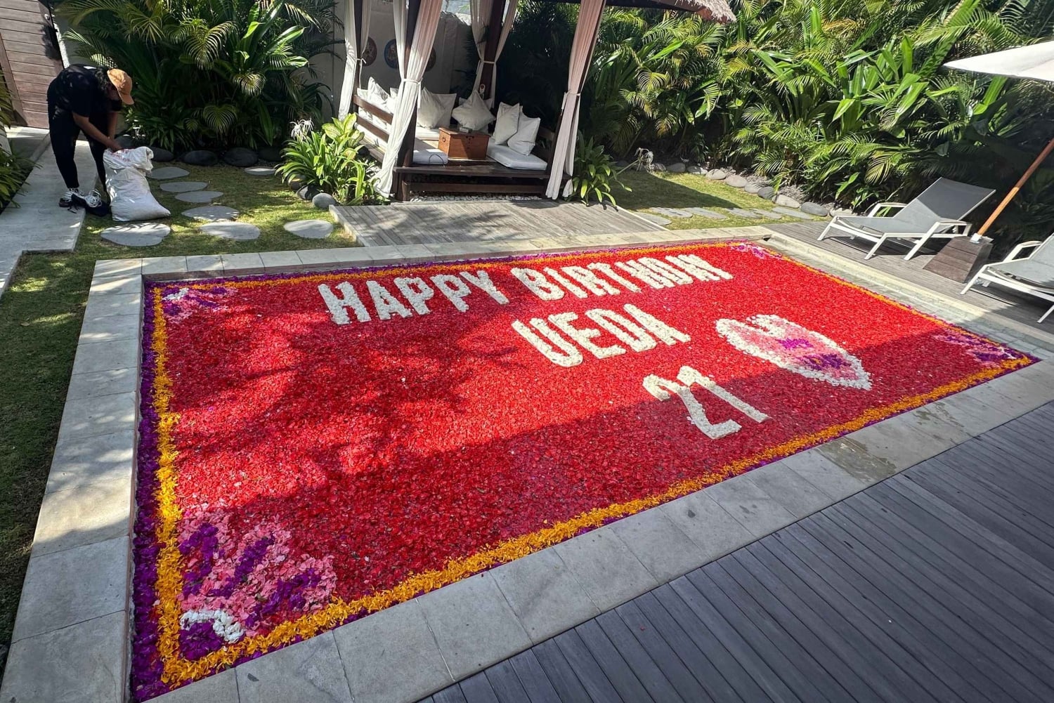 Kwiatowa dekoracja basenu na Bali: All Inclusive