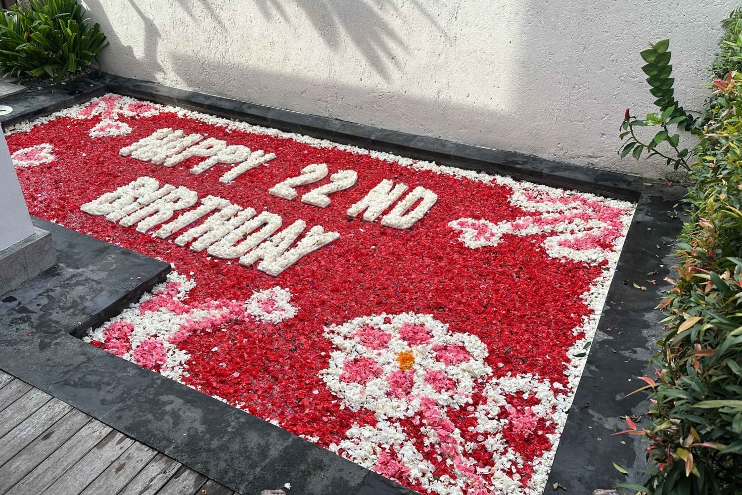 Kwiatowa dekoracja basenu na Bali: All Inclusive