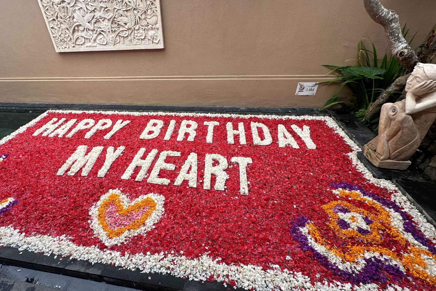 Kwiatowa dekoracja basenu na Bali: All Inclusive