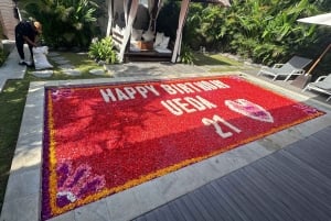 Kwiatowa dekoracja basenu na Bali: All Inclusive