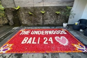 Kwiatowa dekoracja basenu na Bali: All Inclusive