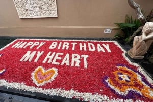 Kwiatowa dekoracja basenu na Bali: All Inclusive