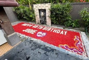 Kwiatowa dekoracja basenu na Bali: All Inclusive