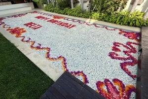 Kwiatowa dekoracja basenu na Bali: All Inclusive