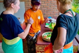 Quad-tur, vandfald og autentisk madlavningskursus i Munduk