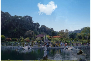 Ubud: Heaven Gate Lempuyang, Water Palace & Waterfall Tour