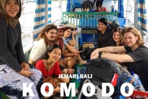 Jakaminen koko päivän Komodo Tour reppureissaajalle hitaalla veneellä