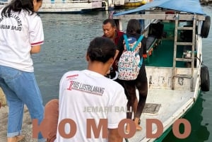 Jakaminen koko päivän Komodo Tour reppureissaajalle hitaalla veneellä