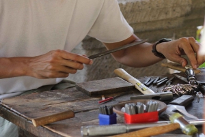 Zilveren sieraden maken in de buurt van het apenbos van Ubud