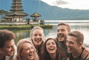 Templo e cachoeira no norte de Bali para viajantes individuais em van de luxo