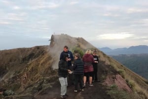Senderismo al atardecer en el monte Batur