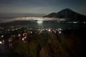 Senderismo al atardecer en el monte Batur