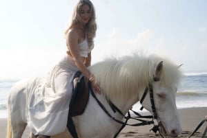 Ubud: 1 hora de paseo a caballo por la playa con traslado