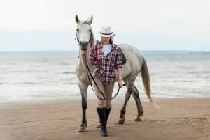 ウブド・バリ:ワインとパノラマビューを楽しむ乗馬ツアーをお楽しみください