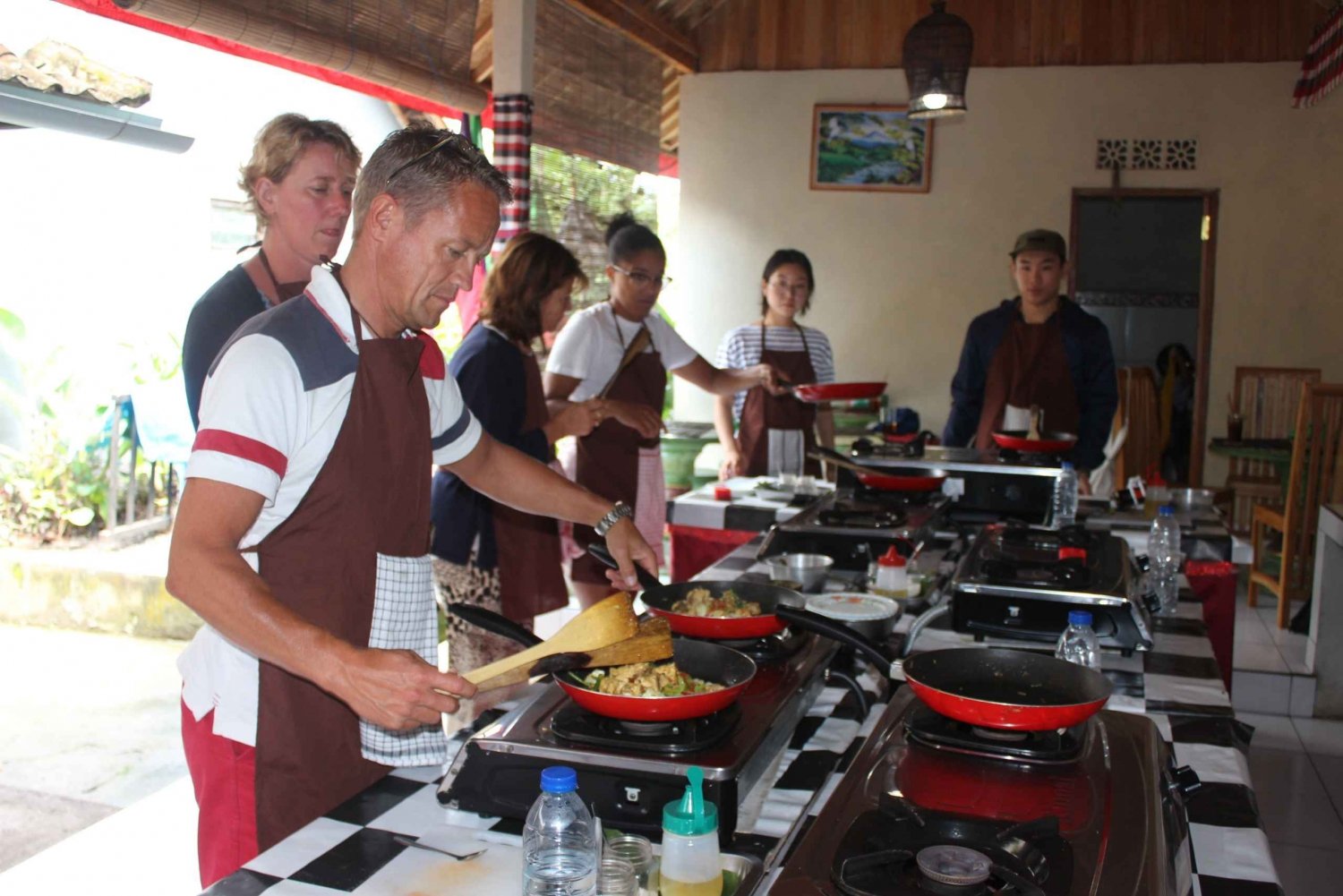 Ubud: Balinesisk madlavningskursus og markedstur med transport
