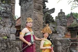Ubud: Sesión de fotos de disfraces balineses con maquillaje
