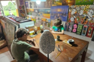 Ubud: Balinesische Eiermalerei, Leinwand und Canang-Sari-Opfergabe