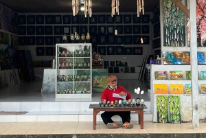 Ubud: Balinesische Eiermalerei, Leinwand und Canang-Sari-Opfergabe