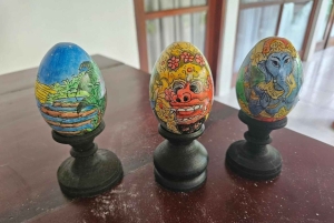 Ubud: Balinesische Eiermalerei, Leinwand und Canang-Sari-Opfergabe